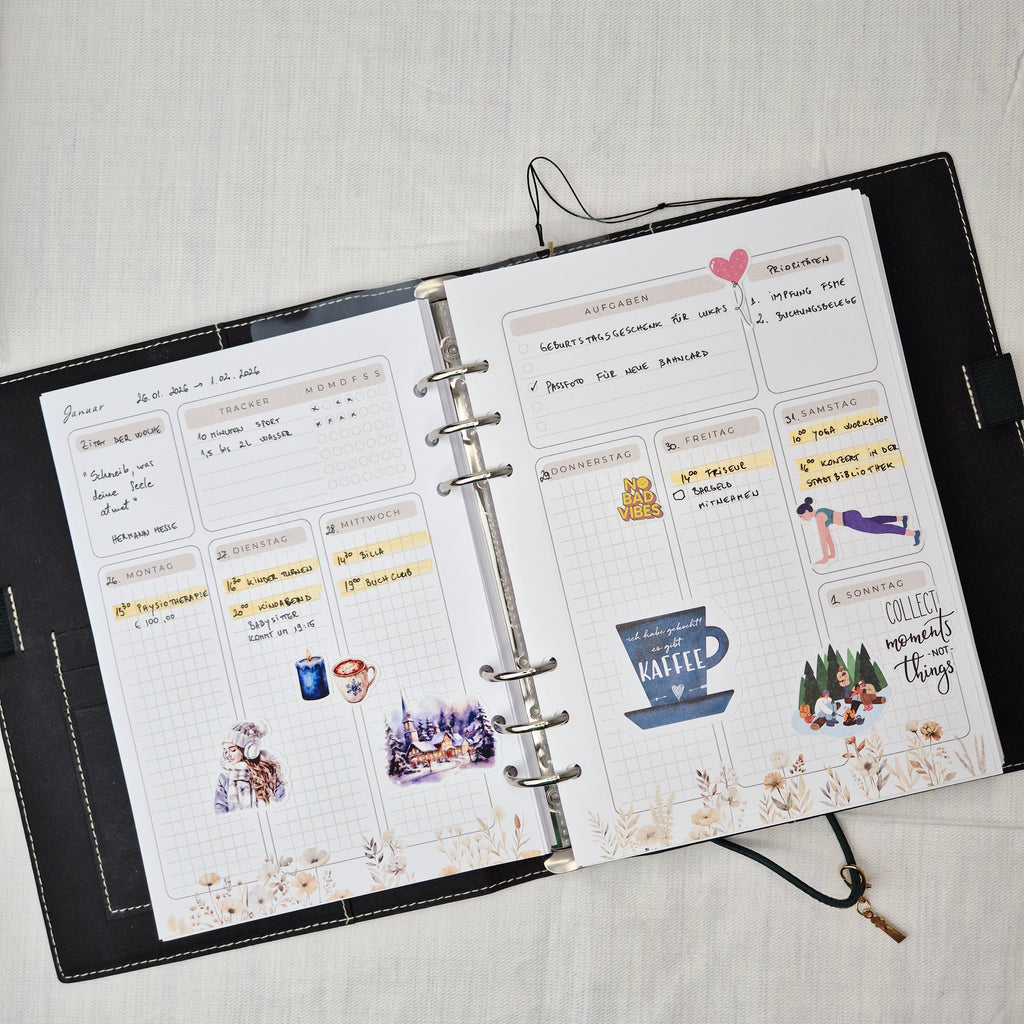 undatierten Wochenübersicht für einen Ringplaner mit der Überschrift WOCHE AUF 2 SEITEN | UNDATIERT. Links: Monatsfeld, Tracker und Felder für Montag–Mittwoch. Rechts: Aufgabenliste, Notizfeld und Felder für Donnerstag–Sonntag. Unten dezente florale Illustration in Beige-Tönen