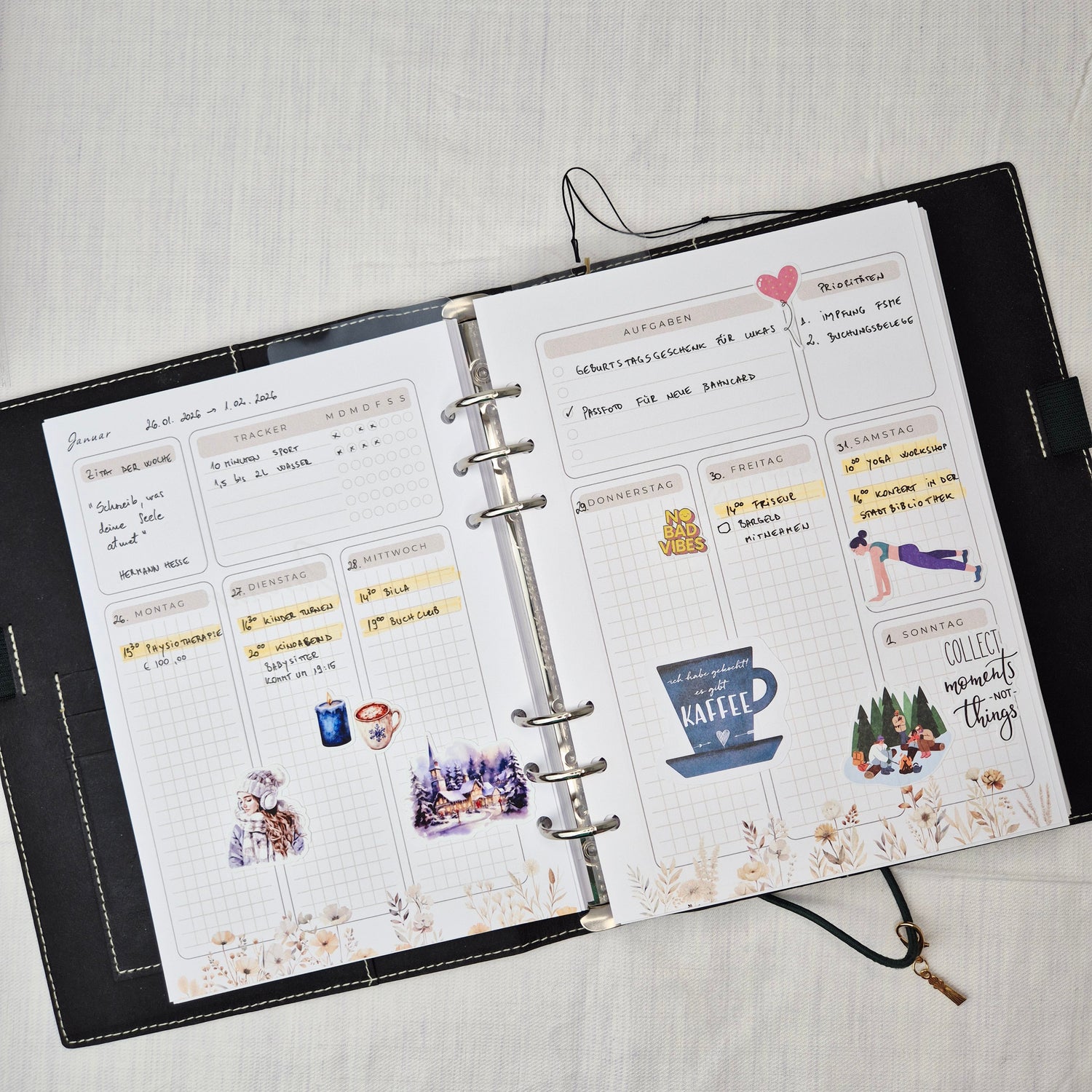 undatierten Wochenübersicht für einen Ringplaner mit der Überschrift WOCHE AUF 2 SEITEN | UNDATIERT. Links: Monatsfeld, Tracker und Felder für Montag–Mittwoch. Rechts: Aufgabenliste, Notizfeld und Felder für Donnerstag–Sonntag. Unten dezente florale Illustration in Beige-Tönen