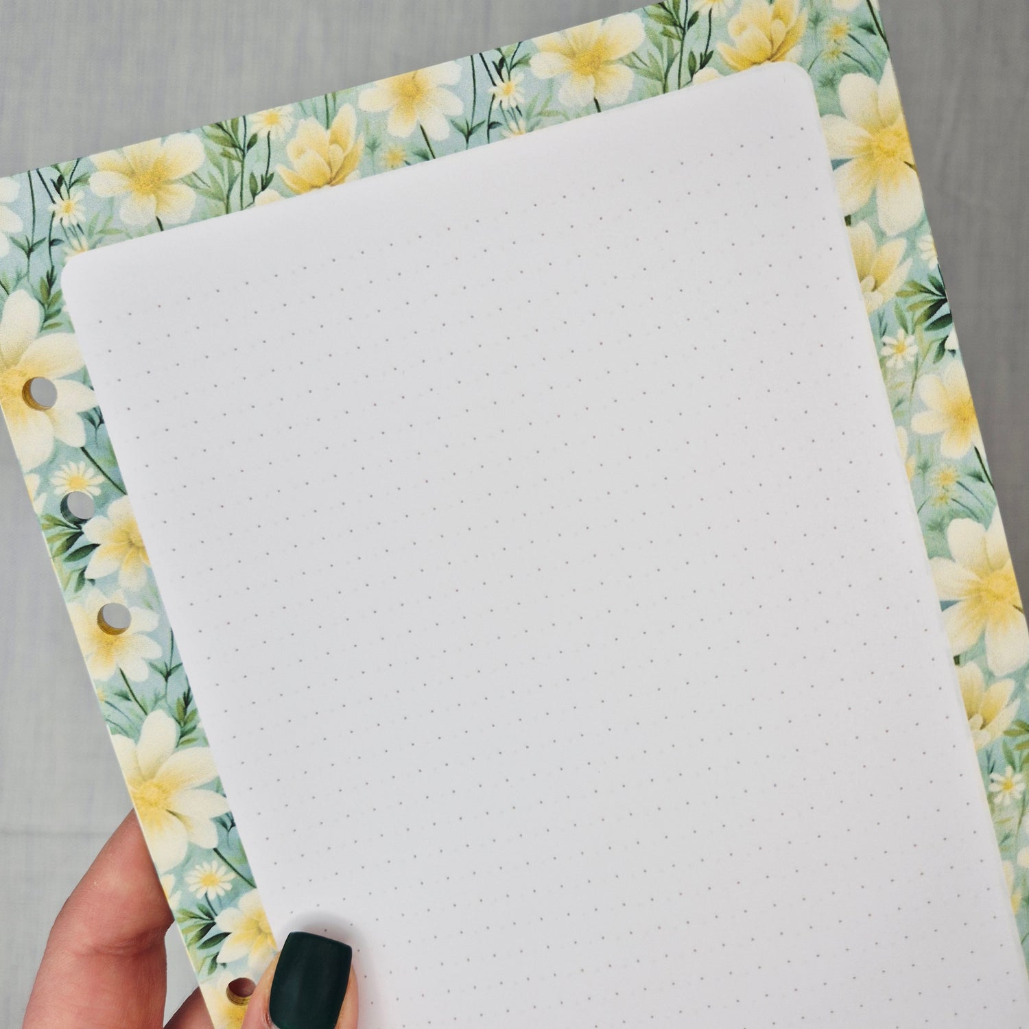 Notizseiten mit weißen Blumen und grünen Blättern – für Gedanken, die bleiben