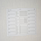 Zwei nebeneinanderliegende Planer-Einlagenseiten im minimalistischen Grau-Beige-Design mit der Überschrift WOCHE AUF 1 SEITE. Links eine Wochenübersicht ‘meine woche.’ mit Boxen für Mo–So und kleinen Datumsfeldern; rechts die Fortsetzung derselben Woche mit Boxen für Mo–So und dem Monatskopf ‘januar’ sowie Jahreszahl ‘2027’. In beiden Seiten gibt es zusätzlich neutrale Platzhalterfelder, einen kleinen Habit-Tracker mit Kreisen und einen linierten Notiz-/To-do-Bereich. Am Rand sind Lochungen/Discs-Markierung