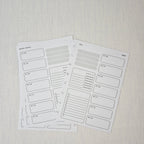 Zwei nebeneinanderliegende Planer-Einlagenseiten im minimalistischen Grau-Beige-Design mit der Überschrift WOCHE AUF 1 SEITE. Links eine Wochenübersicht ‘meine woche.’ mit Boxen für Mo–So und kleinen Datumsfeldern; rechts die Fortsetzung derselben Woche mit Boxen für Mo–So und dem Monatskopf ‘januar’ sowie Jahreszahl ‘2027’. In beiden Seiten gibt es zusätzlich neutrale Platzhalterfelder, einen kleinen Habit-Tracker mit Kreisen und einen linierten Notiz-/To-do-Bereich. Am Rand sind Lochungen/Discs-Markierung