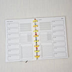 Zwei nebeneinanderliegende Planer-Einlagenseiten im minimalistischen Grau-Beige-Design mit der Überschrift WOCHE AUF 1 SEITE. Links eine Wochenübersicht ‘meine woche.’ mit Boxen für Mo–So und kleinen Datumsfeldern; rechts die Fortsetzung derselben Woche mit Boxen für Mo–So und dem Monatskopf ‘januar’ sowie Jahreszahl ‘2027’. In beiden Seiten gibt es zusätzlich neutrale Platzhalterfelder, einen kleinen Habit-Tracker mit Kreisen und einen linierten Notiz-/To-do-Bereich. Am Rand sind Lochungen/Discs-Markierung