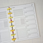 Zwei nebeneinanderliegende Planer-Einlagenseiten im minimalistischen Grau-Beige-Design mit der Überschrift WOCHE AUF 1 SEITE. Links eine Wochenübersicht ‘meine woche.’ mit Boxen für Mo–So und kleinen Datumsfeldern; rechts die Fortsetzung derselben Woche mit Boxen für Mo–So und dem Monatskopf ‘januar’ sowie Jahreszahl ‘2027’. In beiden Seiten gibt es zusätzlich neutrale Platzhalterfelder, einen kleinen Habit-Tracker mit Kreisen und einen linierten Notiz-/To-do-Bereich. Am Rand sind Lochungen/Discs-Markierung