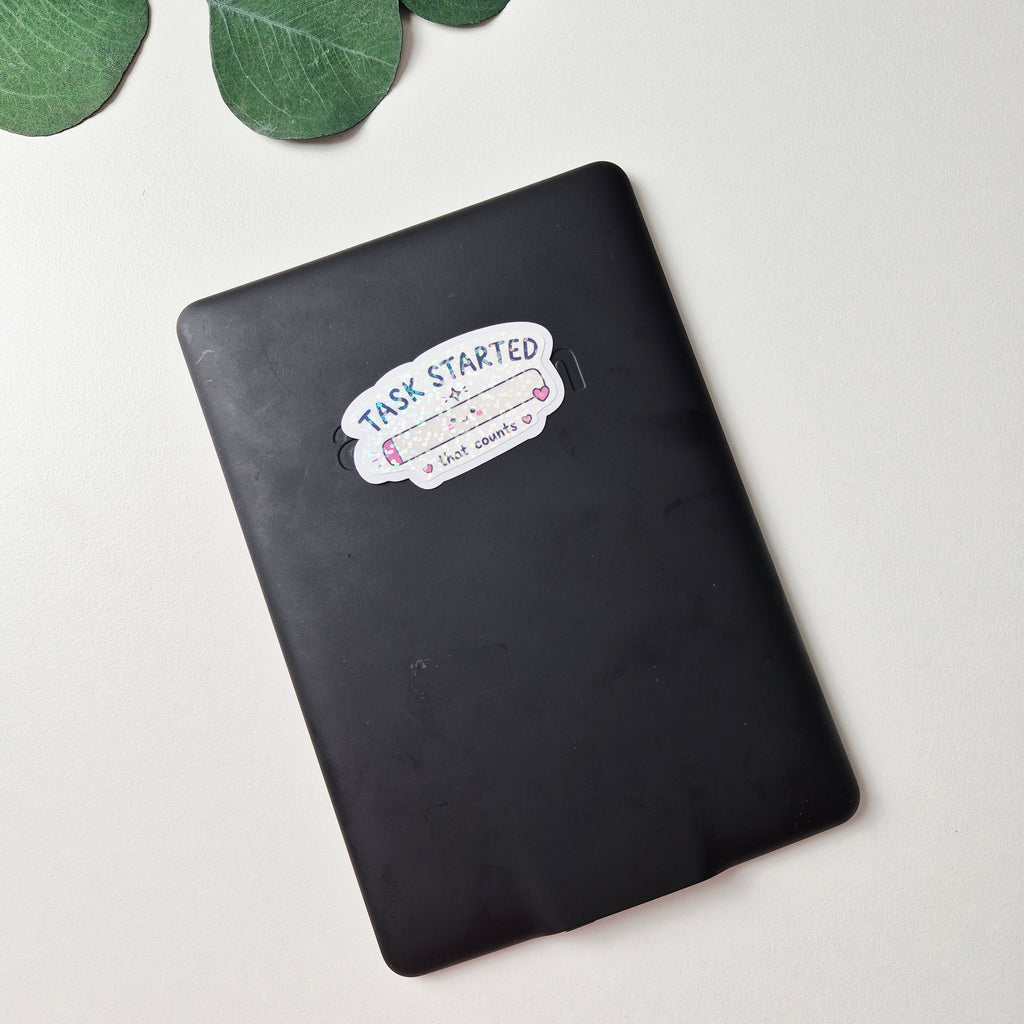 Holografischer Motivationssticker „Task Started-that counts“ – Kawaii Aufkleber für Planer, Notizbuch & Laptop