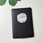 Holografischer Sticker „Too Many Tabs“  – Kawaii-Aufkleber für Laptop, Planer & Journal