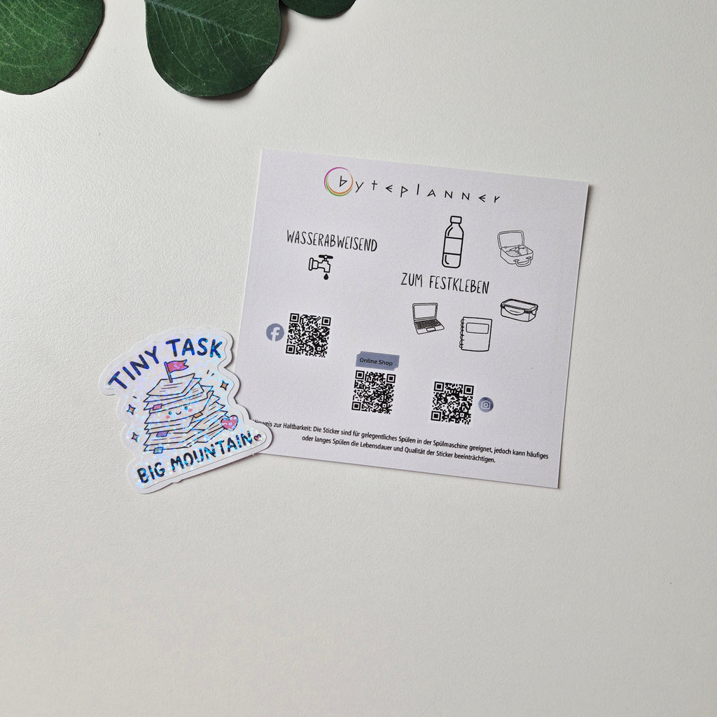 Holo Sticker „Tiny Task, Big Mountain“ – Kawaii Glitzer Sticker für Laptop, Kindle & E-Reader | Motivationssticker