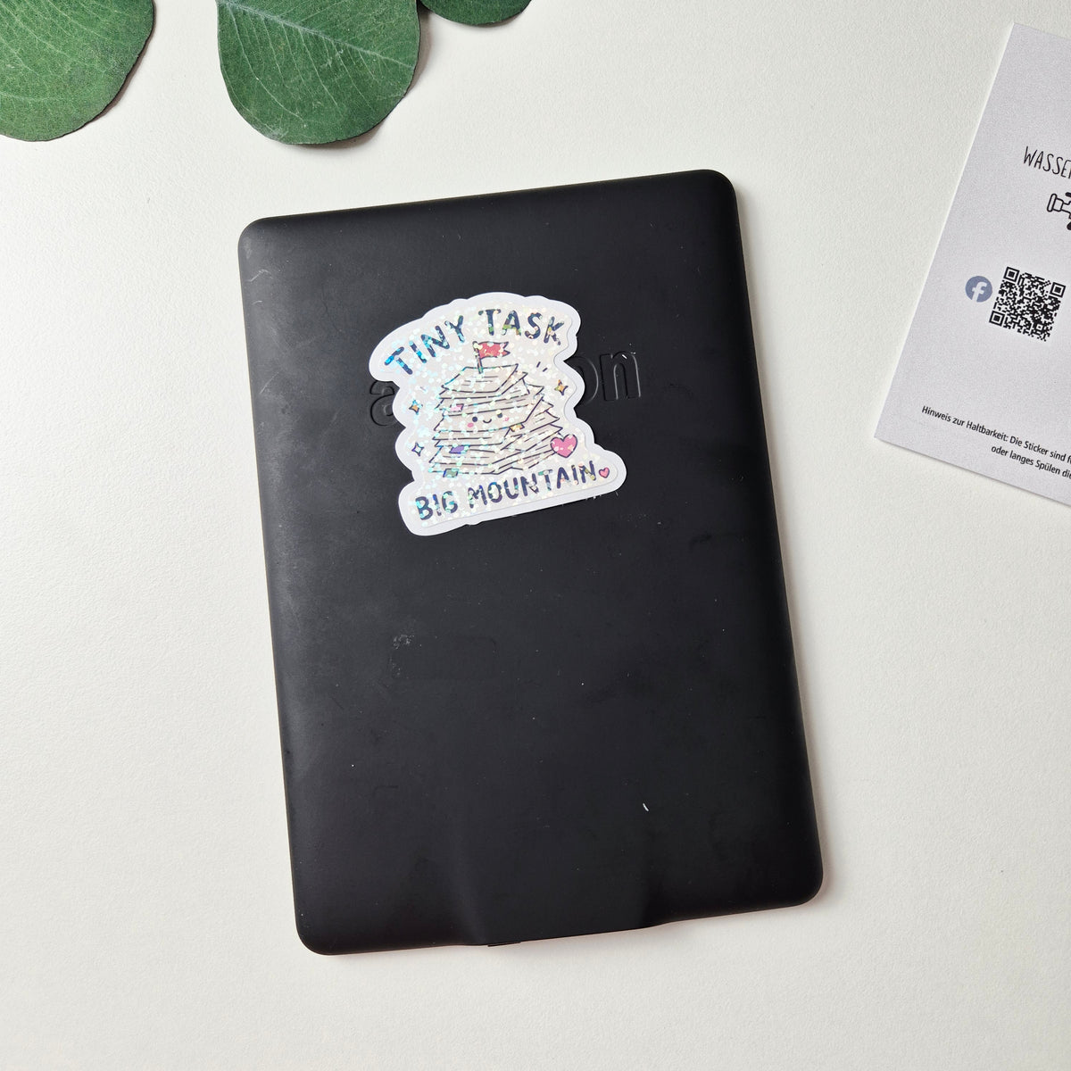 Holo Sticker „Tiny Task, Big Mountain“ – Kawaii Glitzer Sticker für Laptop, Kindle & E-Reader | Motivationssticker