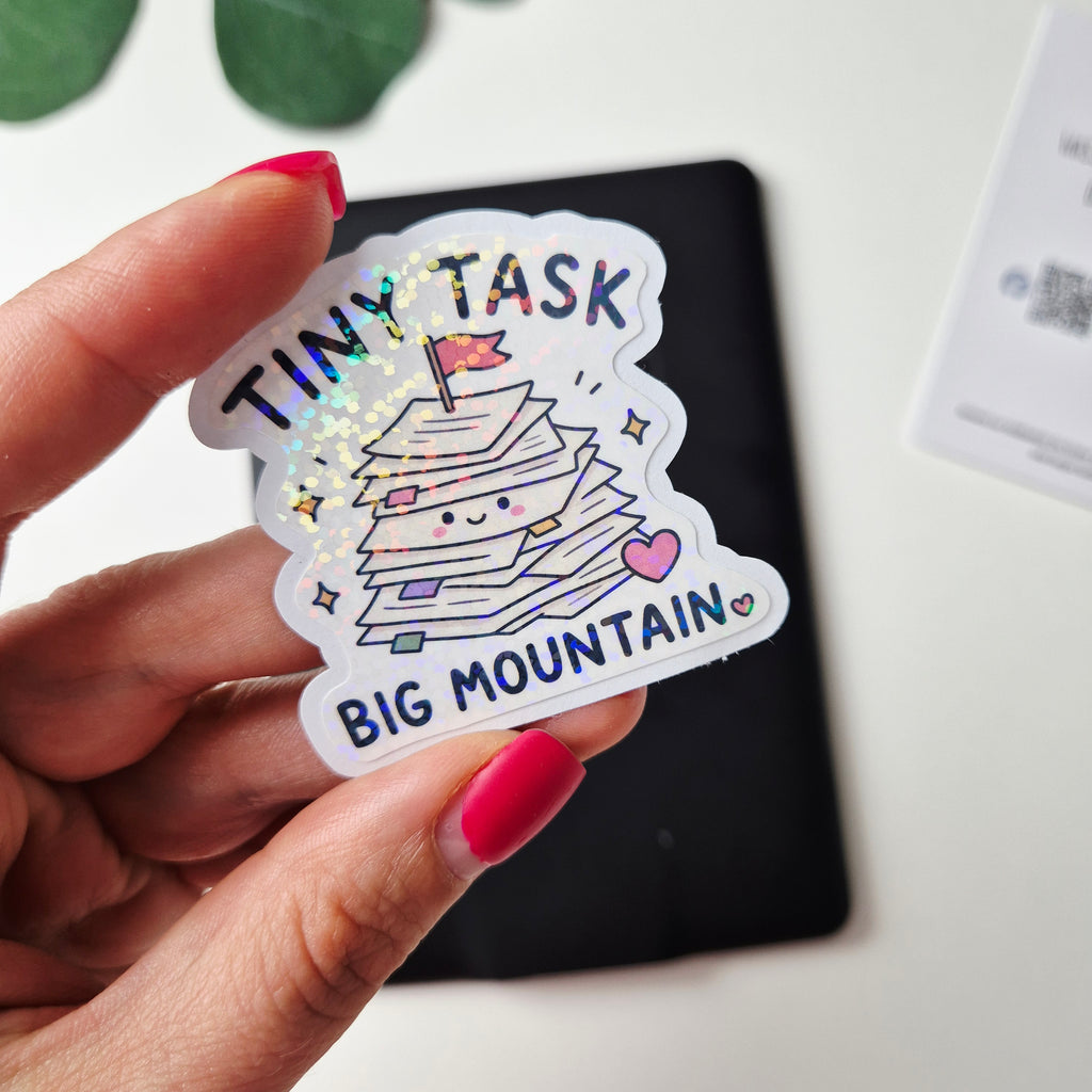 Holo Sticker „Tiny Task, Big Mountain“ – Kawaii Glitzer Sticker für Laptop, Kindle & E-Reader | Motivationssticker