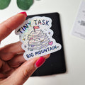 Holo Sticker „Tiny Task, Big Mountain“ – Kawaii Glitzer Sticker für Laptop, Kindle & E-Reader | Motivationssticker