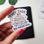 Holo Sticker „Tiny Task, Big Mountain“ – Kawaii Glitzer Sticker für Laptop, Kindle & E-Reader | Motivationssticker
