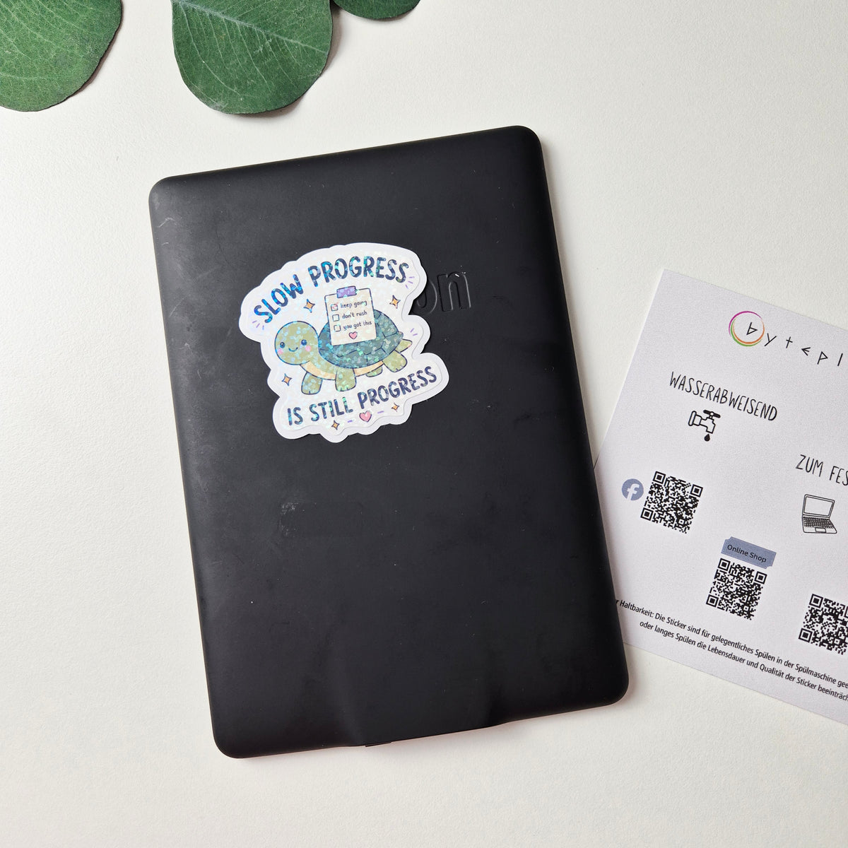 Holo Glitzer Sticker „Slow Progress is Still Progress“ – Kawaii Schildkröte, wasserabweisend