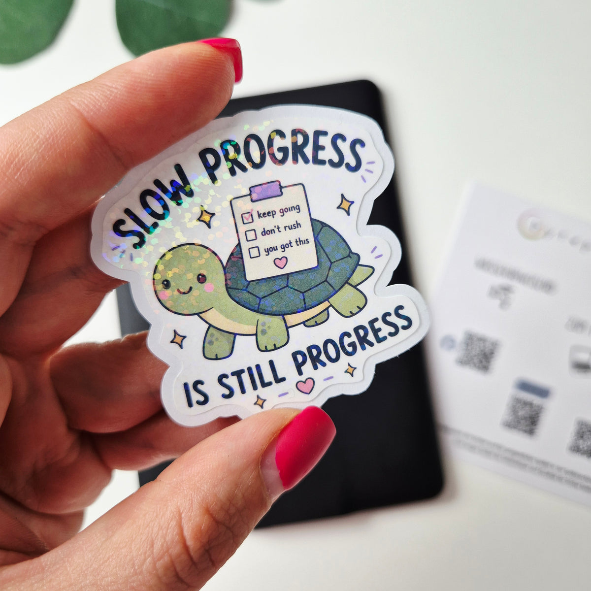 Holo Glitzer Sticker „Slow Progress is Still Progress“ – Kawaii Schildkröte, wasserabweisend