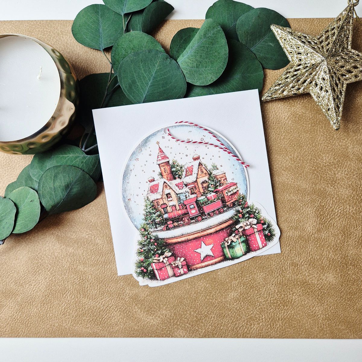 Weihnachtskarte mit Schneekugel-Motiv und Anhänger