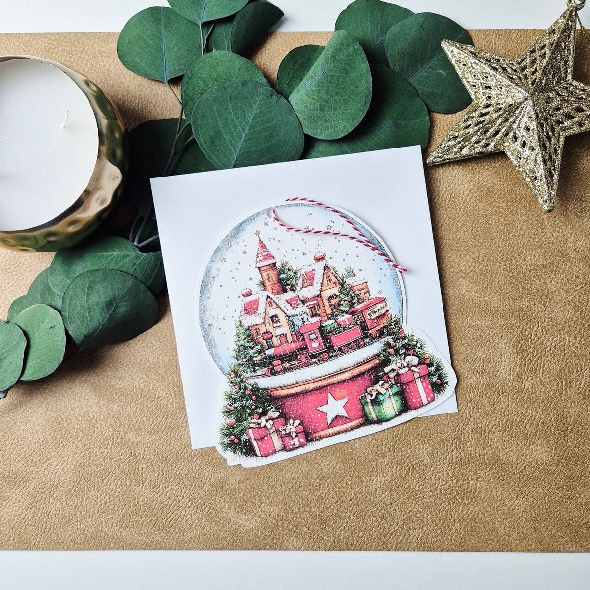 Weihnachtskarte mit Schneekugel-Motiv und Anhänger