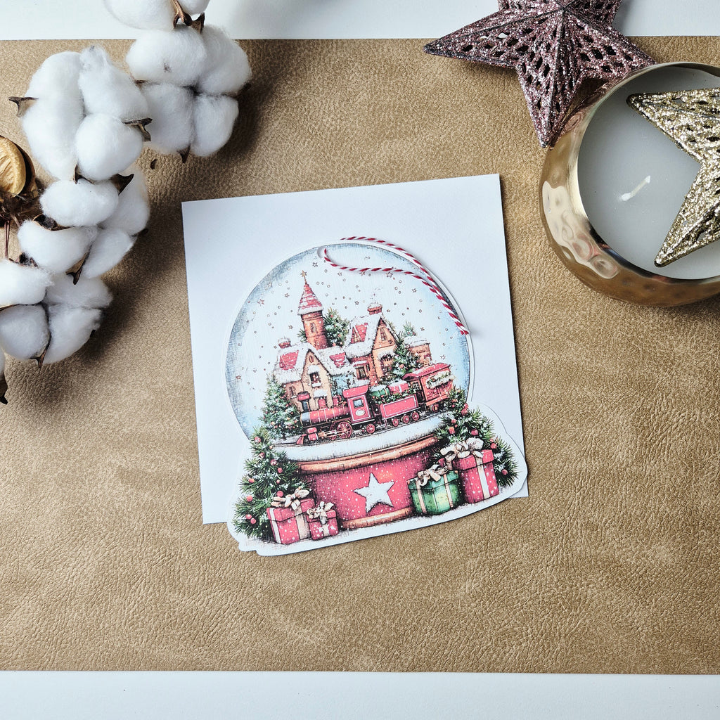 Weihnachtskarte mit Schneekugel-Motiv und Anhänger