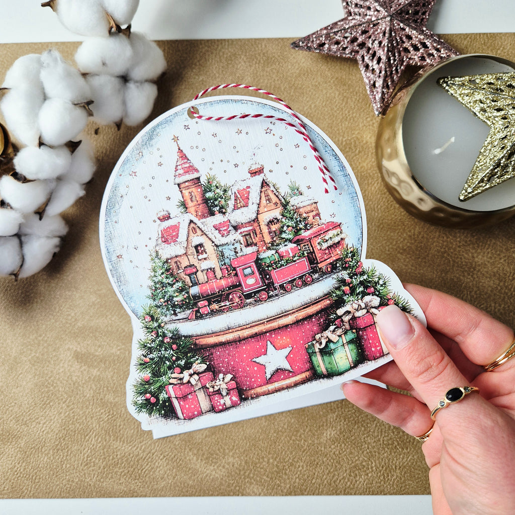 Weihnachtskarte mit Schneekugel-Motiv und Anhänger
