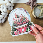 Weihnachtskarte mit Schneekugel-Motiv und Anhänger