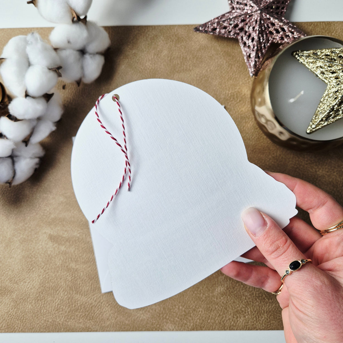 Weihnachtskarte mit Schneekugel-Motiv und Anhänger
