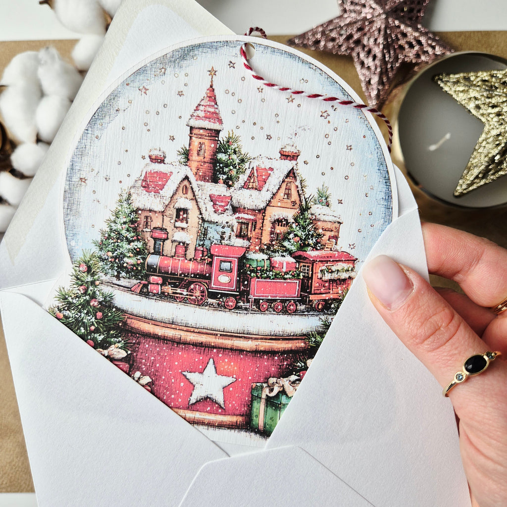 Weihnachtskarte mit Schneekugel-Motiv und Anhänger
