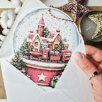 Weihnachtskarte mit Schneekugel-Motiv und Anhänger