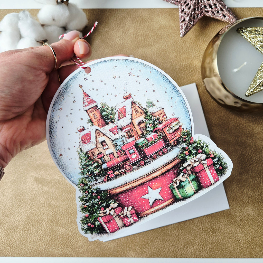 Weihnachtskarte mit Schneekugel-Motiv und Anhänger