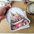 Weihnachtskarte mit Schneekugel-Motiv und Anhänger