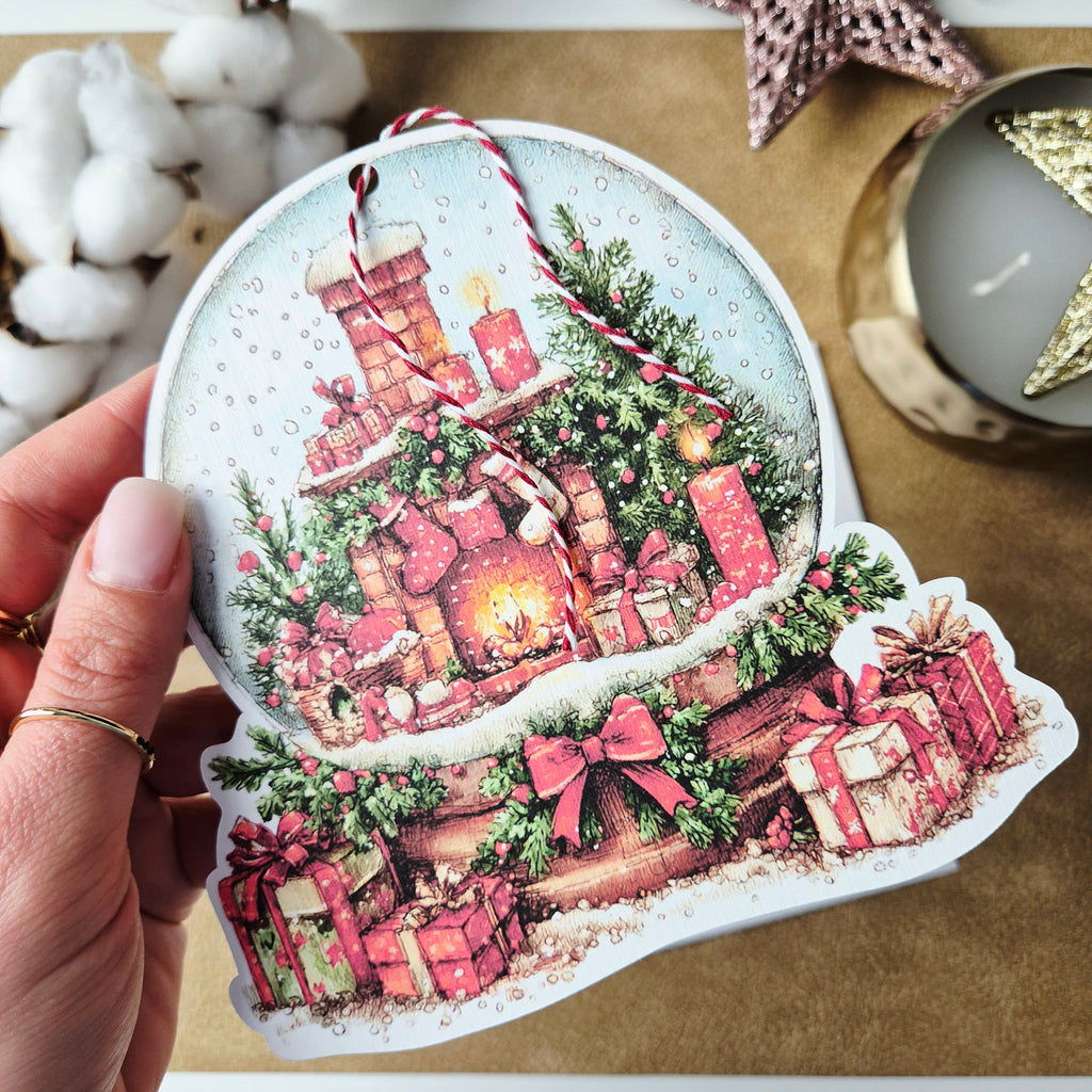 Weihnachtskarte mit Schneekugel-Motiv und Anhänger