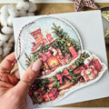 Weihnachtskarte mit Schneekugel-Motiv und Anhänger