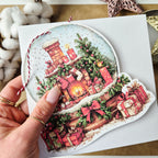Weihnachtskarte mit Schneekugel-Motiv und Anhänger