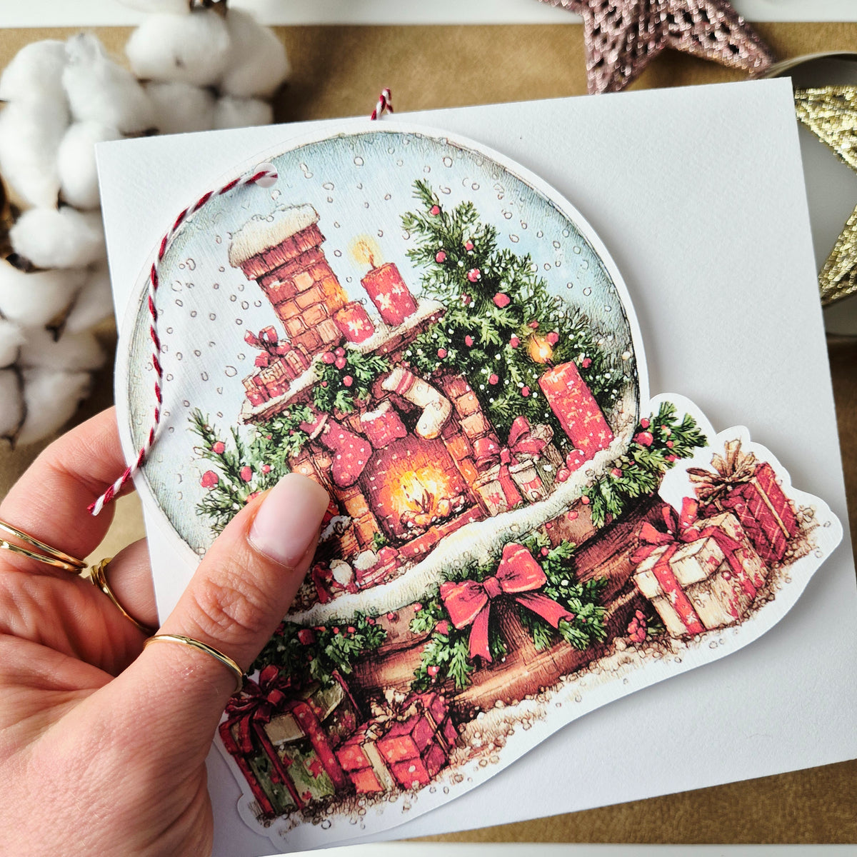 Weihnachtskarte mit Schneekugel-Motiv und Anhänger