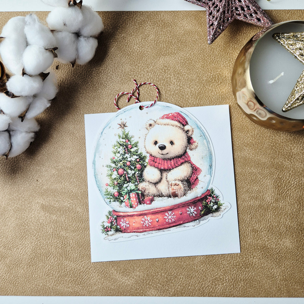 Weihnachtskarte mit Schneekugel-Motiv und Anhänger