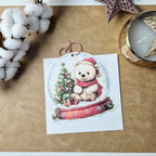 Weihnachtskarte mit Schneekugel-Motiv und Anhänger