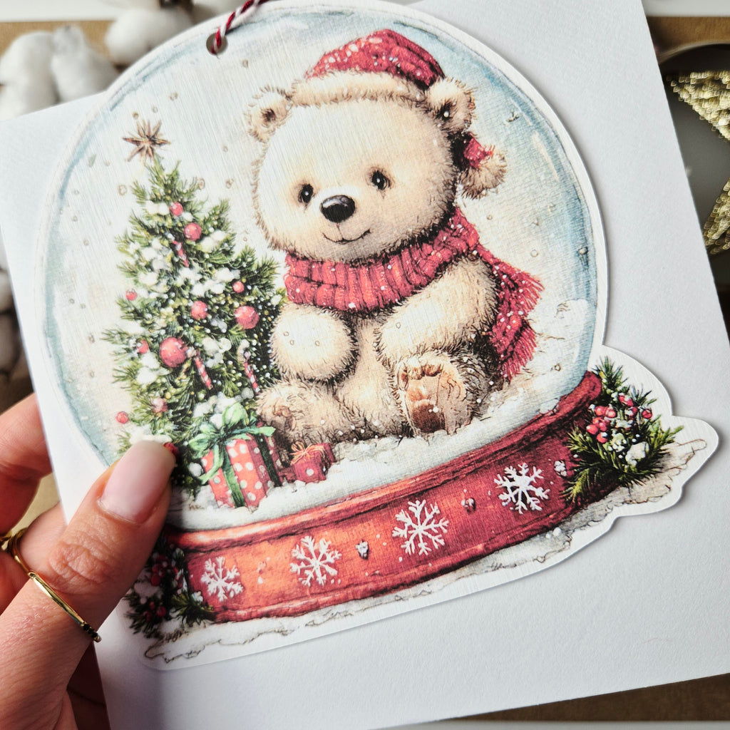 Weihnachtskarte mit Schneekugel-Motiv und Anhänger