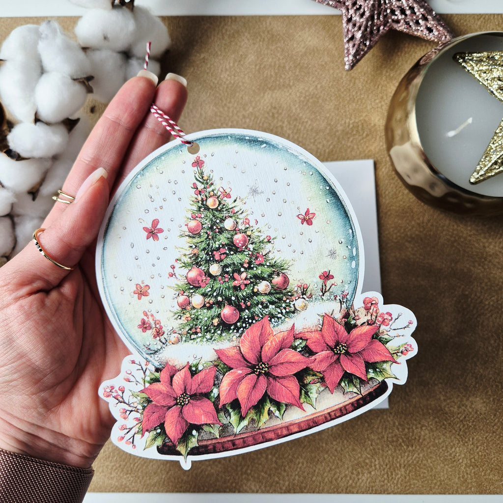 Weihnachtskarte mit Schneekugel-Motiv und Anhänger