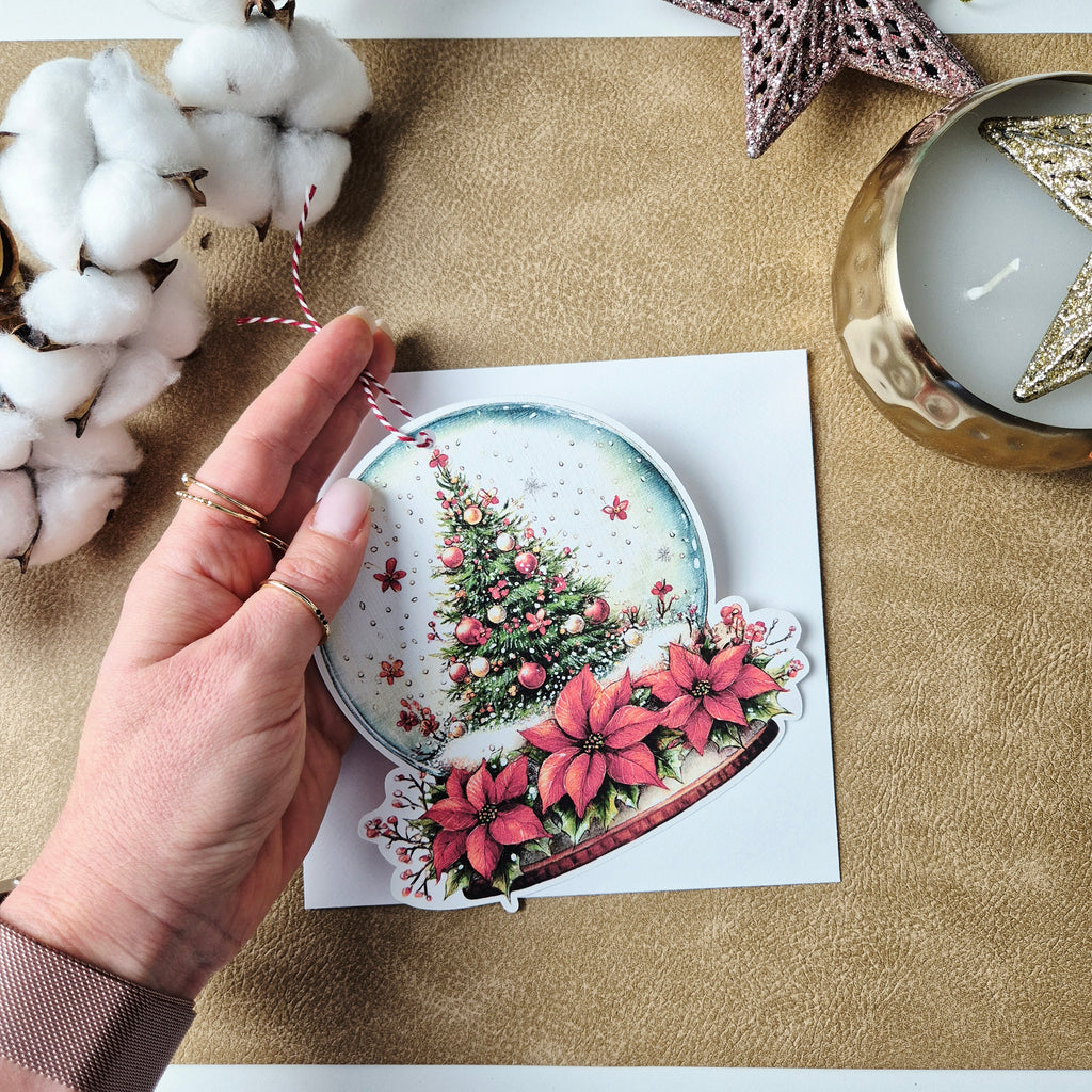 Weihnachtskarte mit Schneekugel-Motiv und Anhänger