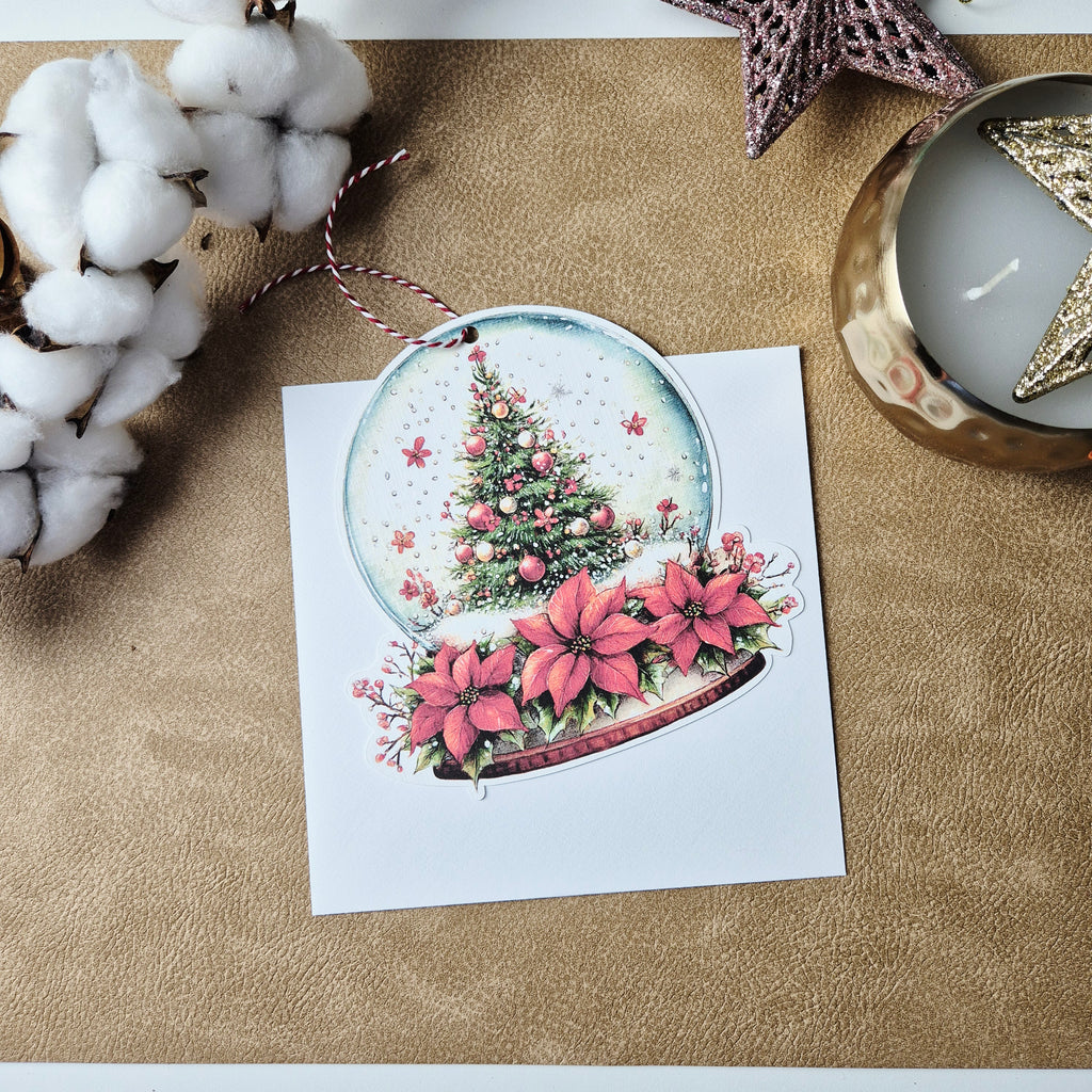 Weihnachtskarte mit Schneekugel-Motiv und Anhänger
