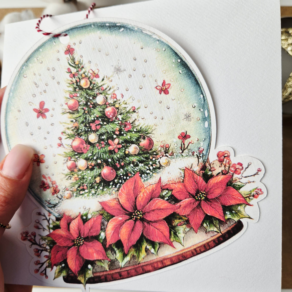 Weihnachtskarte mit Schneekugel-Motiv und Anhänger