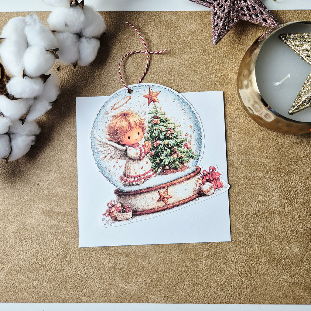 Weihnachtskarte mit Schneekugel-Motiv und Anhänger