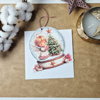 Weihnachtskarte mit Schneekugel-Motiv und Anhänger