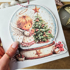 Weihnachtskarte mit Schneekugel-Motiv und Anhänger