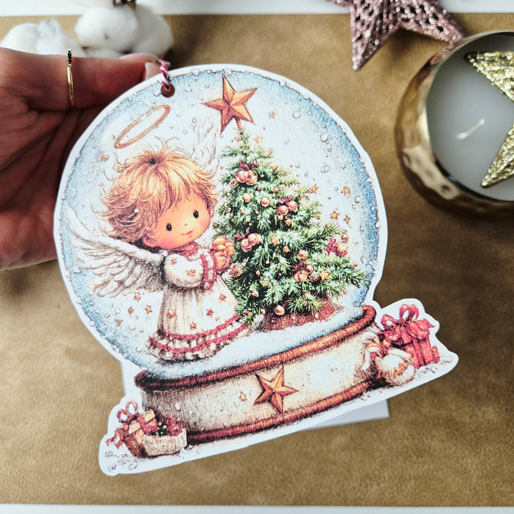 Weihnachtskarte mit Schneekugel-Motiv und Anhänger