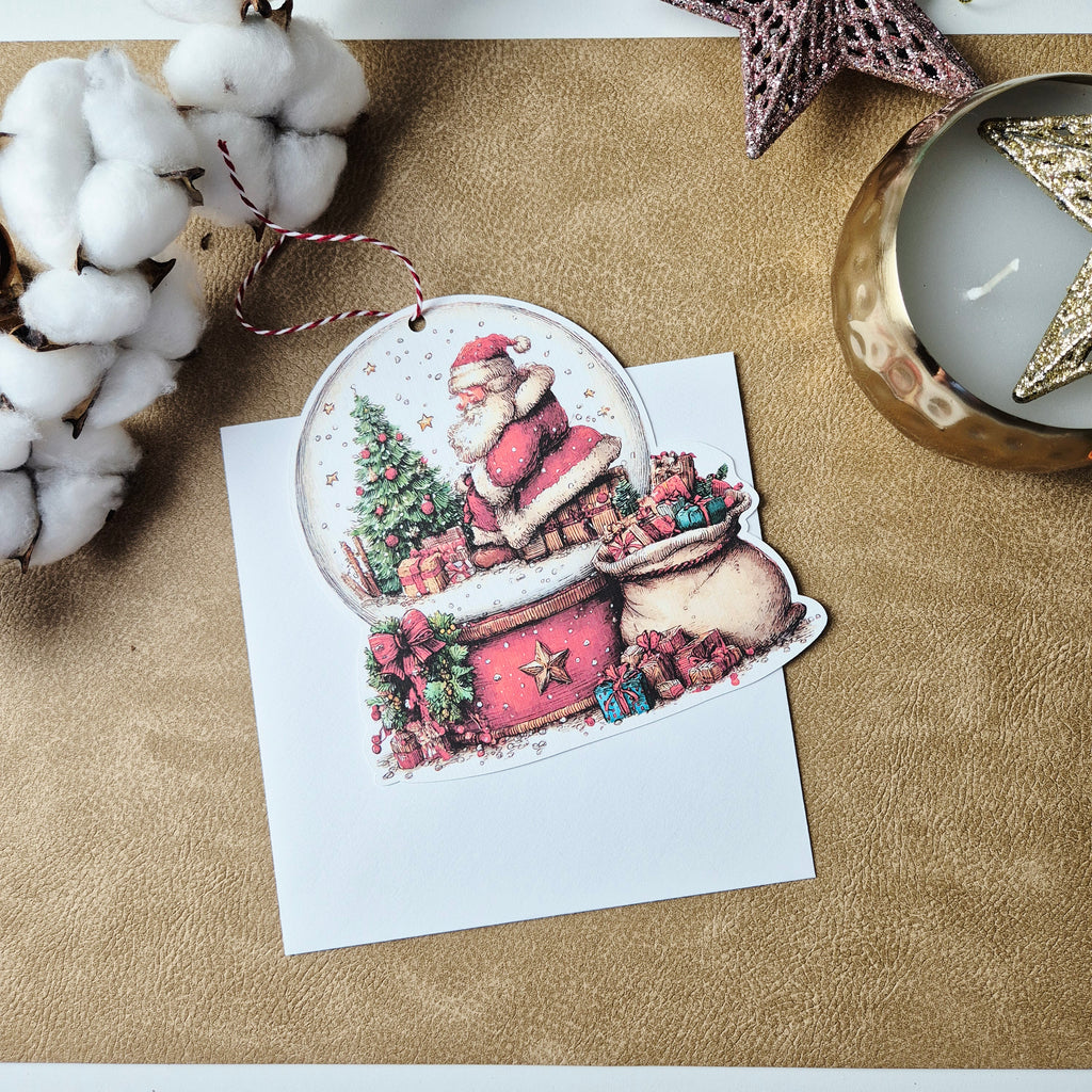 Weihnachtskarte mit Schneekugel-Motiv und Anhänger