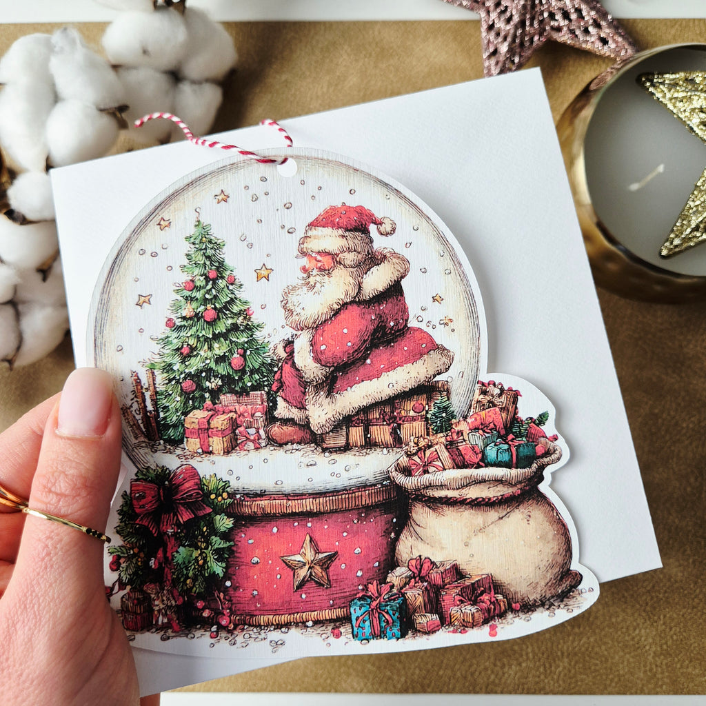 Weihnachtskarte mit Schneekugel-Motiv und Anhänger