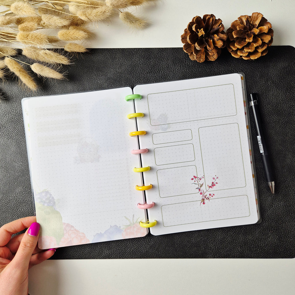 A5 Discbound Bullet Journal mit Beeren und Gartenzwergen