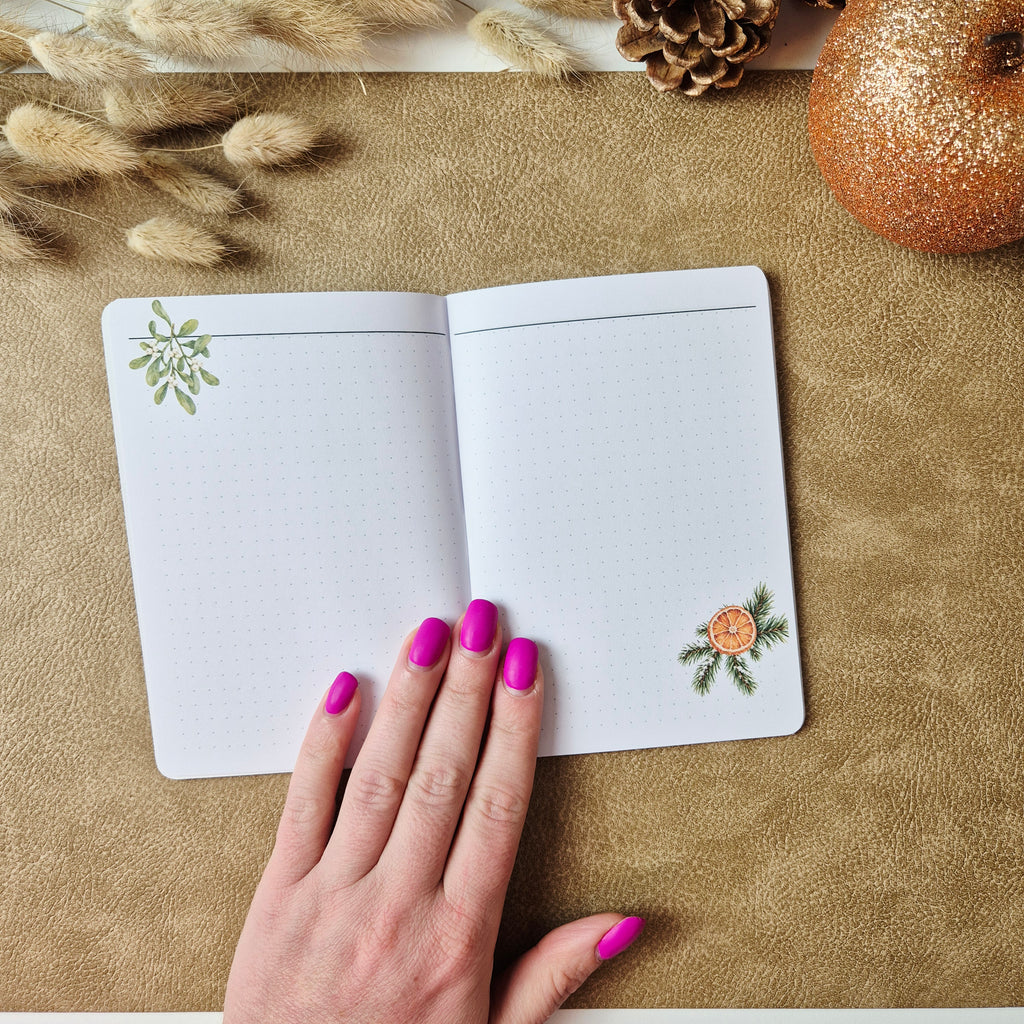Notizbuch A6 gepunktet mit weihnachtlichen Naturmotiven