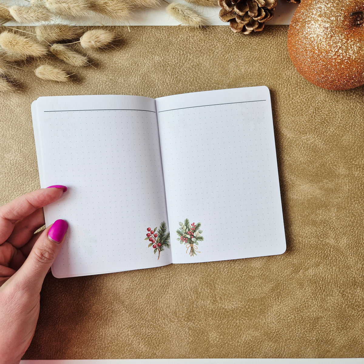 Notizbuch A6 gepunktet mit weihnachtlichen Naturmotiven