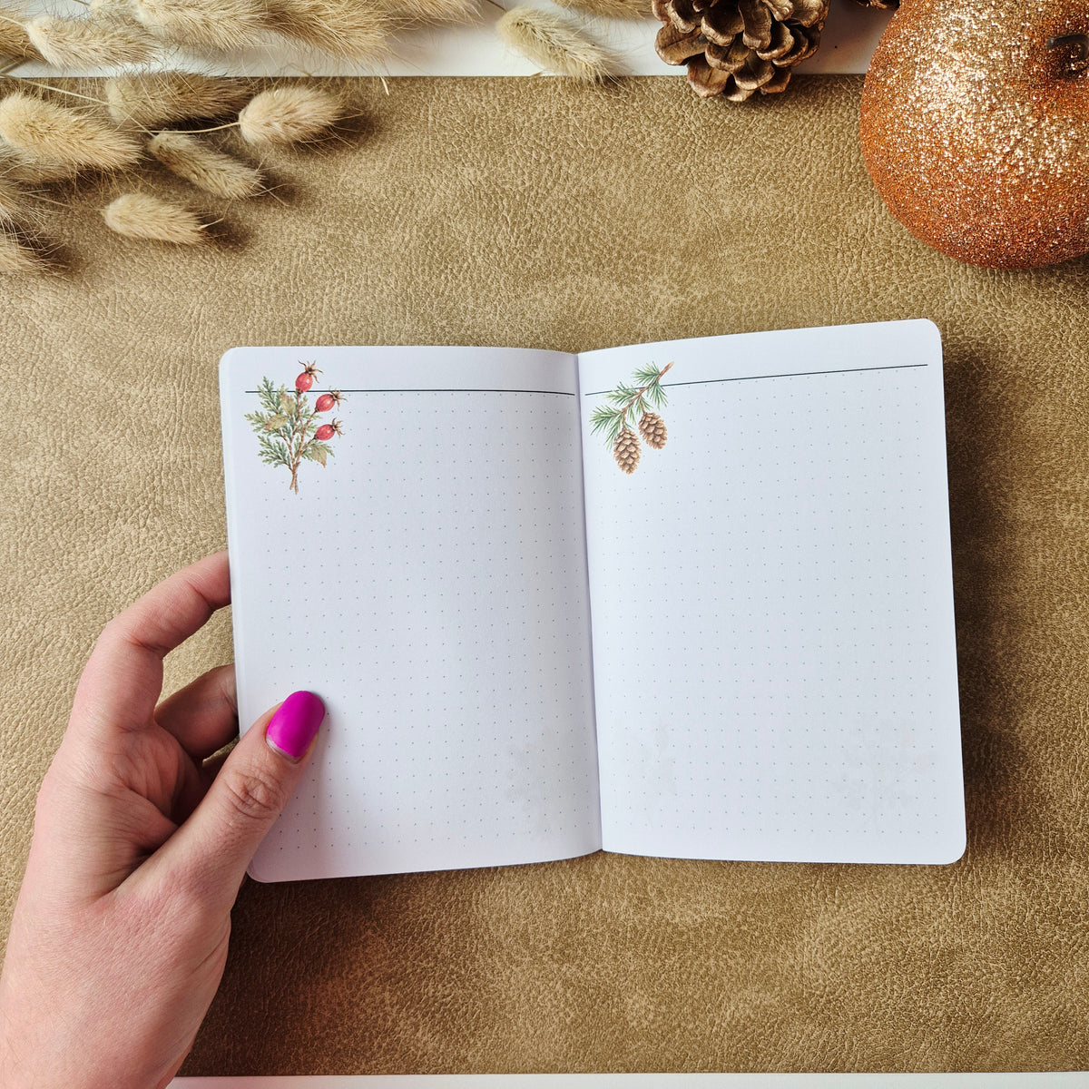 Notizbuch A6 gepunktet mit weihnachtlichen Naturmotiven