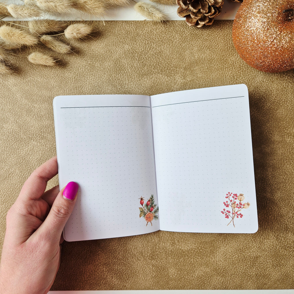 Notizbuch A6 gepunktet mit weihnachtlichen Naturmotiven