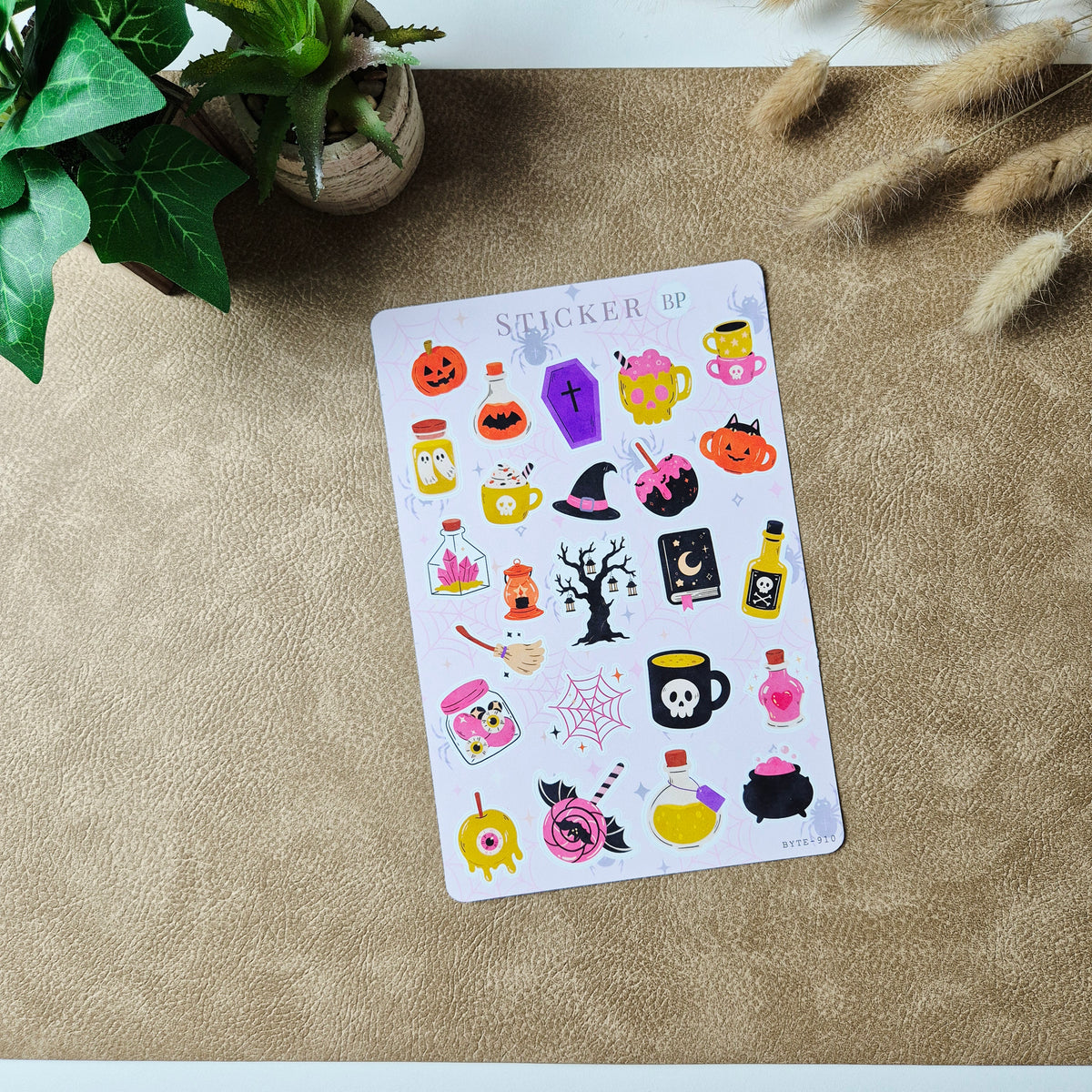 Halloween-Stickerbogen mit Kürbissen und Hexenmotiven