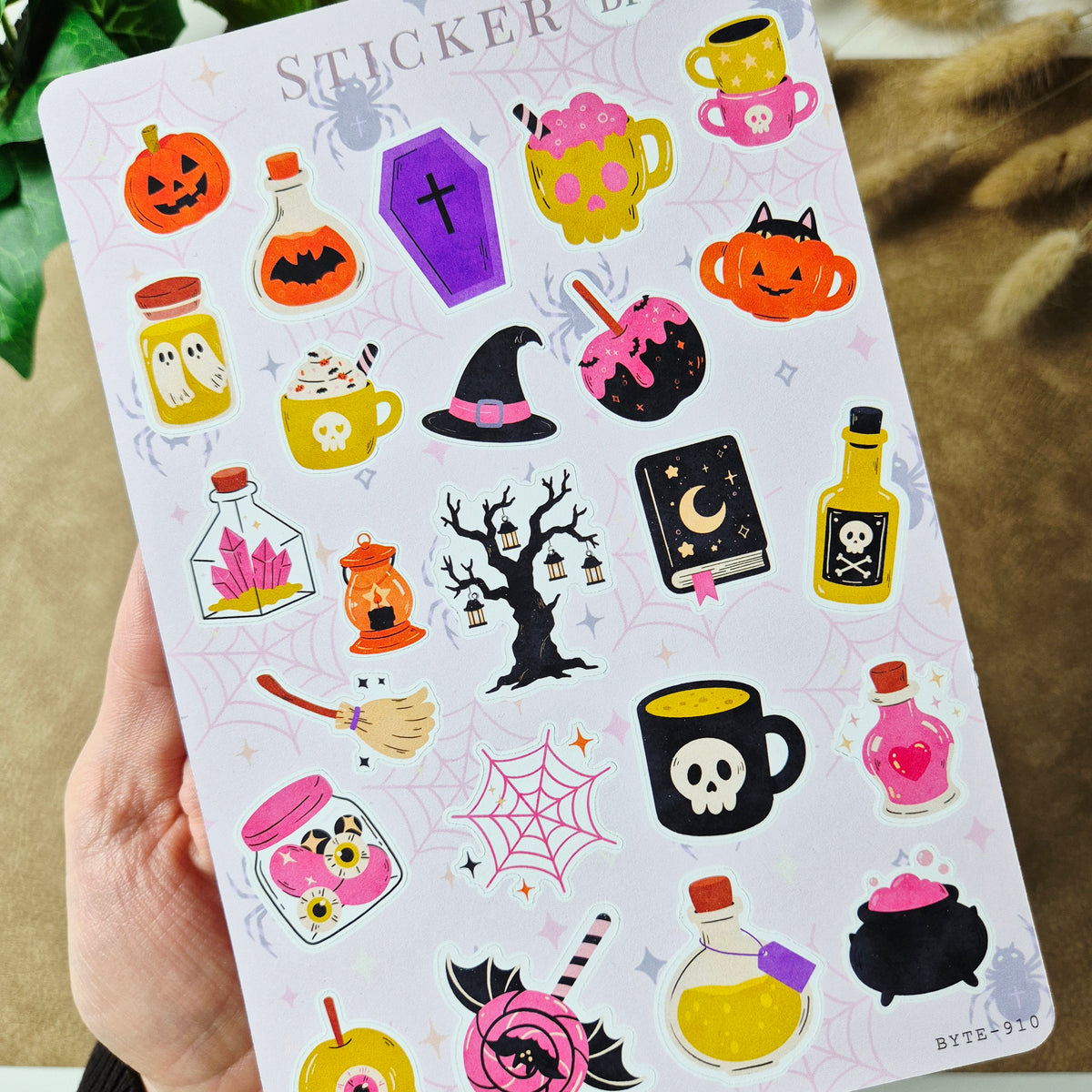 Halloween-Stickerbogen mit Kürbissen und Hexenmotiven